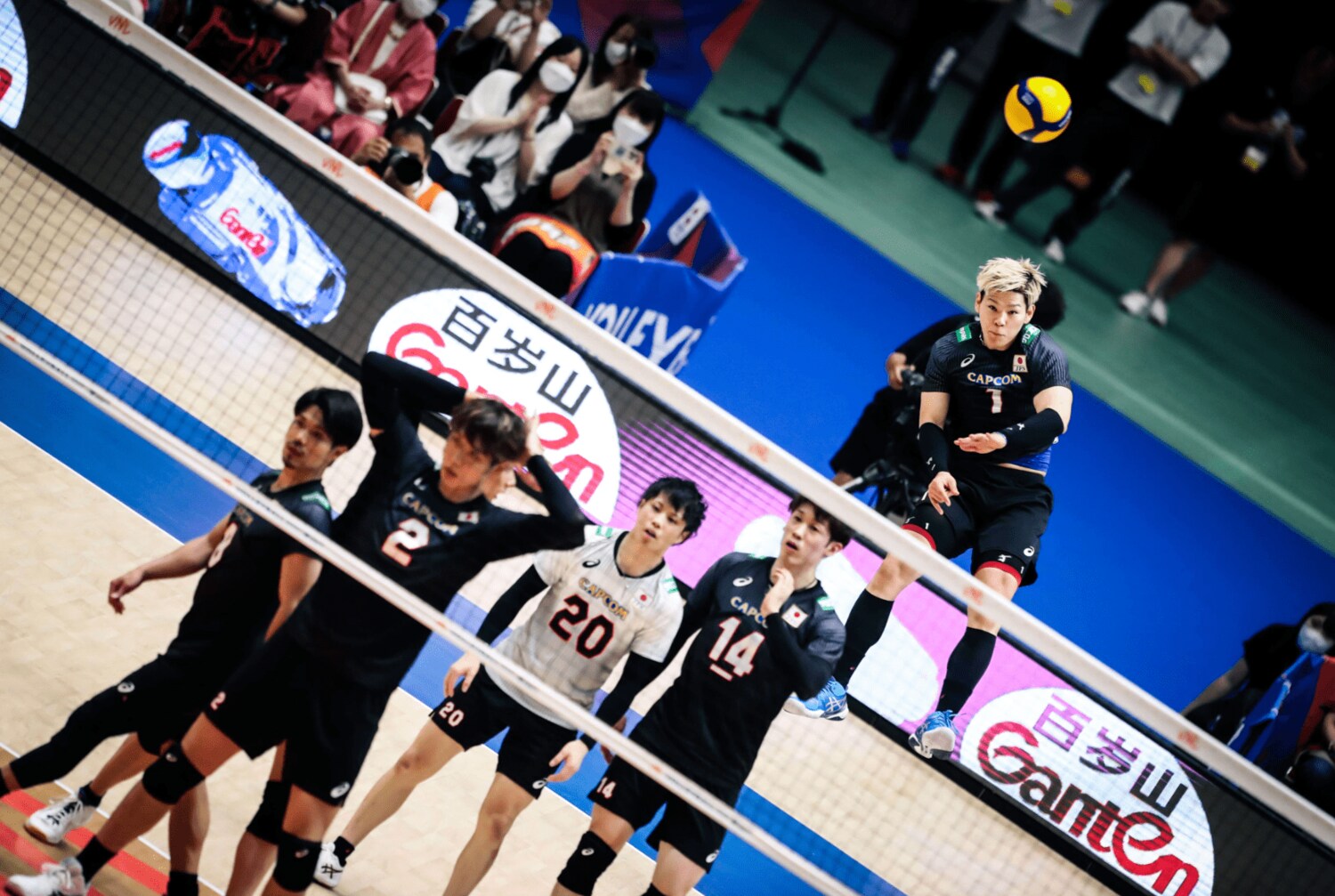強烈なサーブを放つ西田有志　©︎FIVB