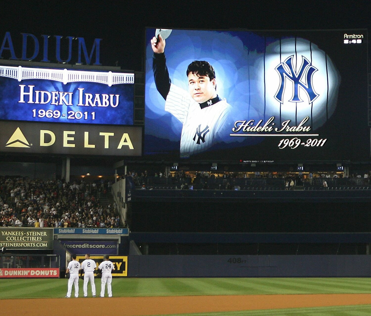 2011年7月29日、ヤンキースタジアムの電光掲示板に映し出された伊良部の映像。両チームの選手、観客が黙祷した　©JIJI PRESS
