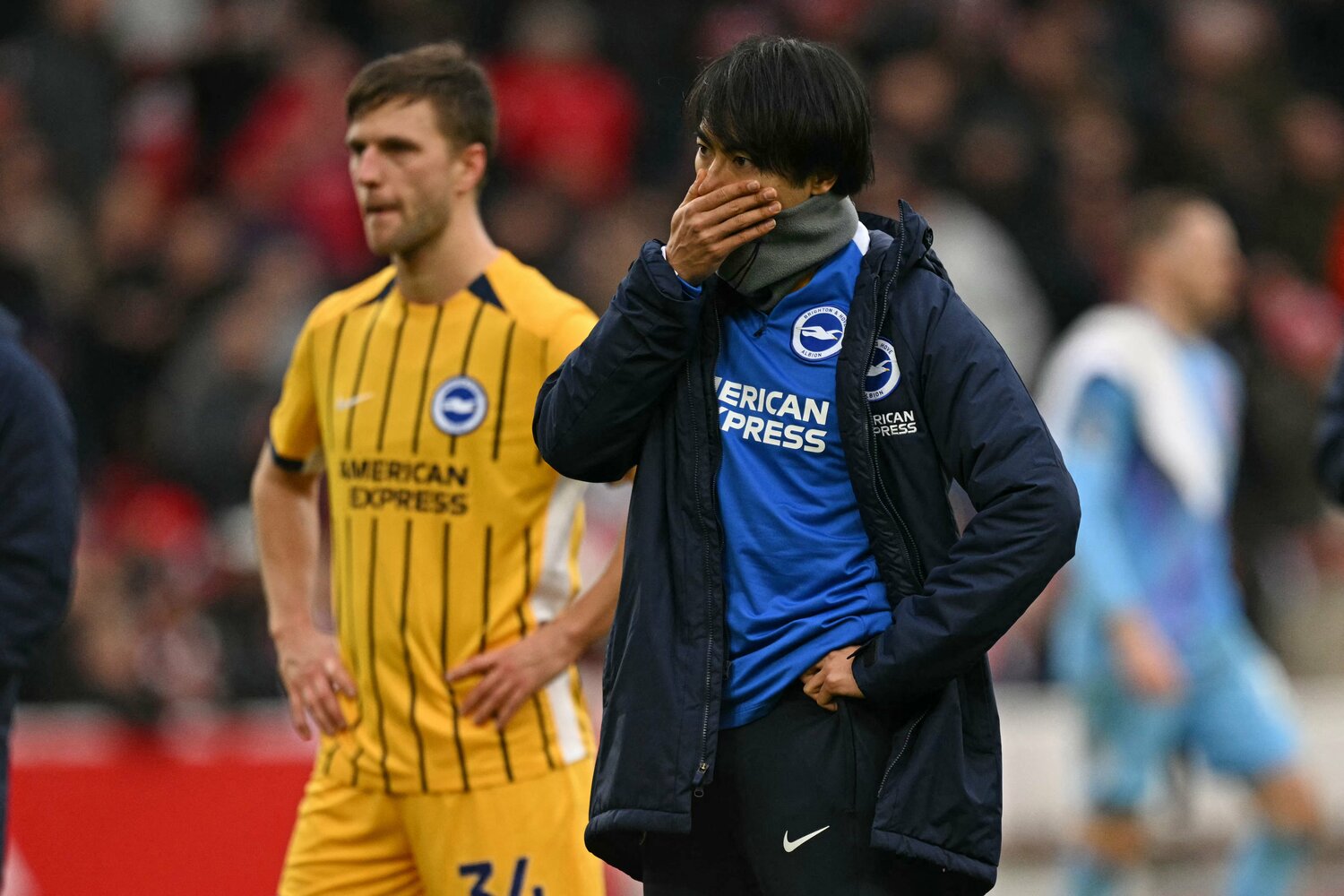 試合後にベンチコートでピッチに入った三笘。ショックを受けるチームメイトをリードし、ブライトンサポーターに挨拶を促した ©JIJI PRESS