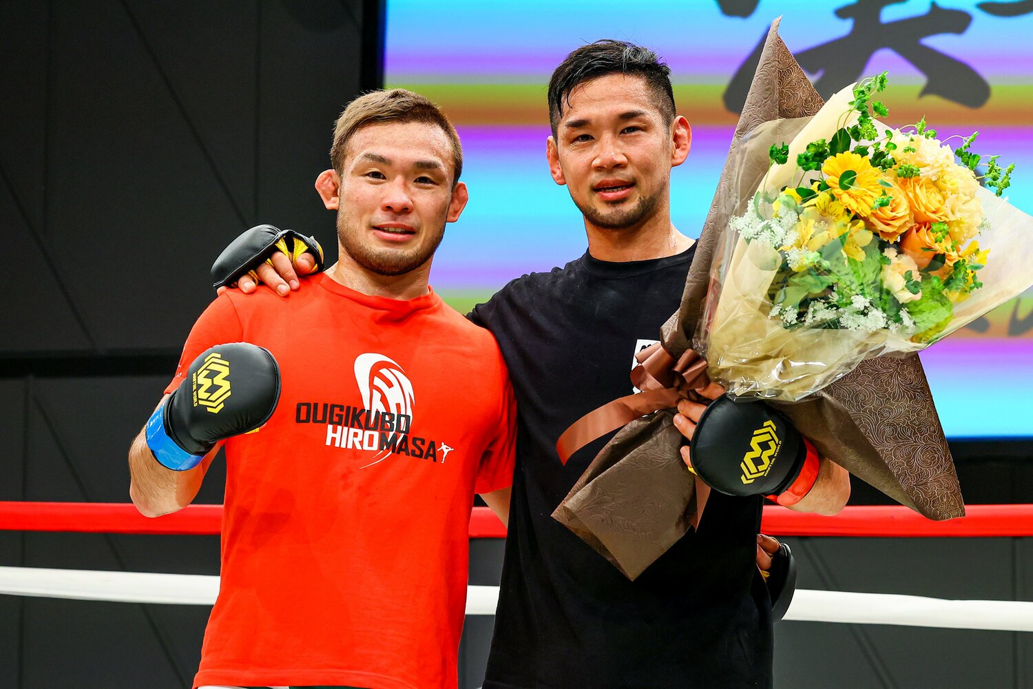 引退試合の後には、扇久保から花束を手渡された　©Susumu Nagao