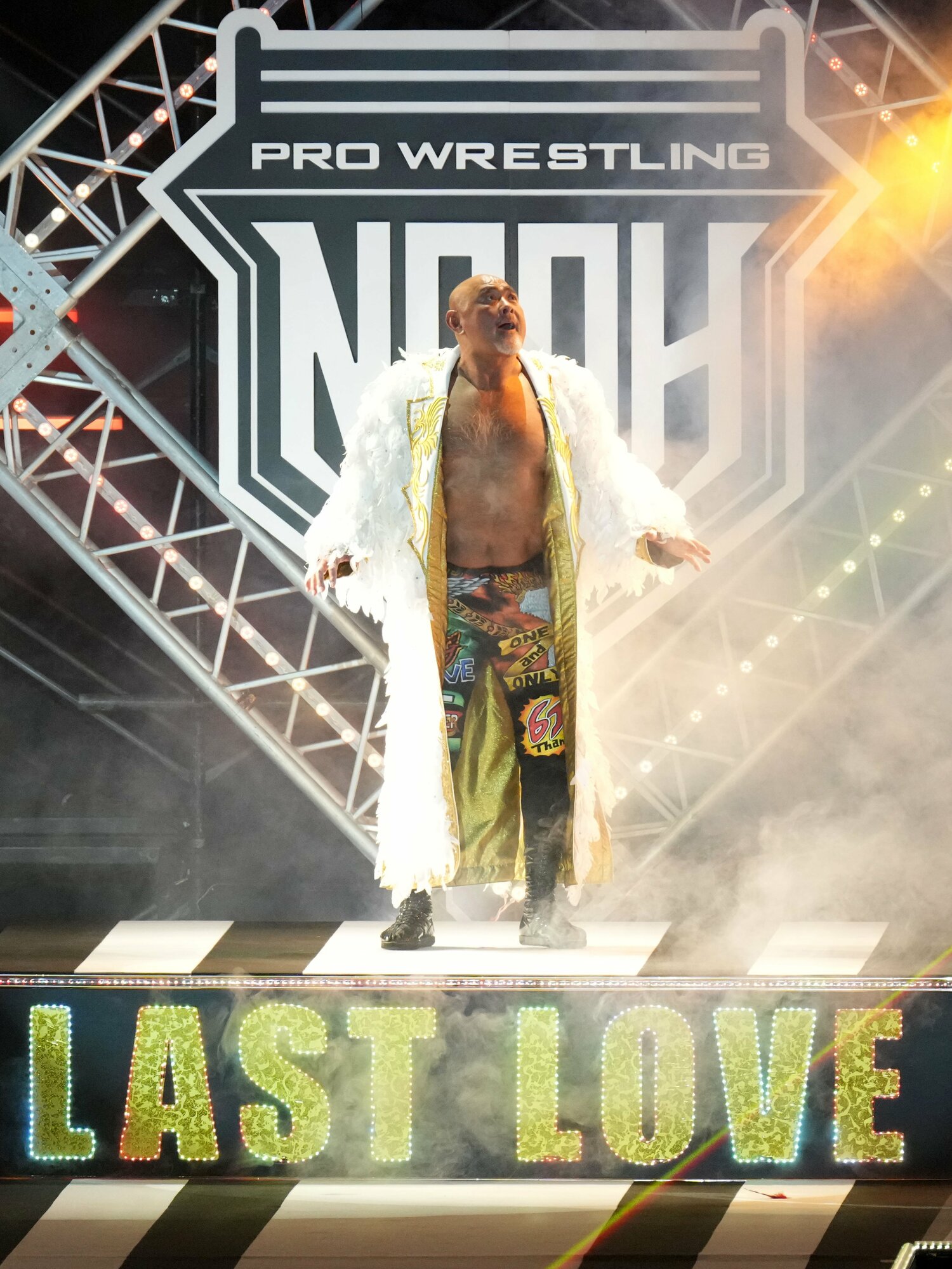 引退試合でド派手に入場する武藤敬司