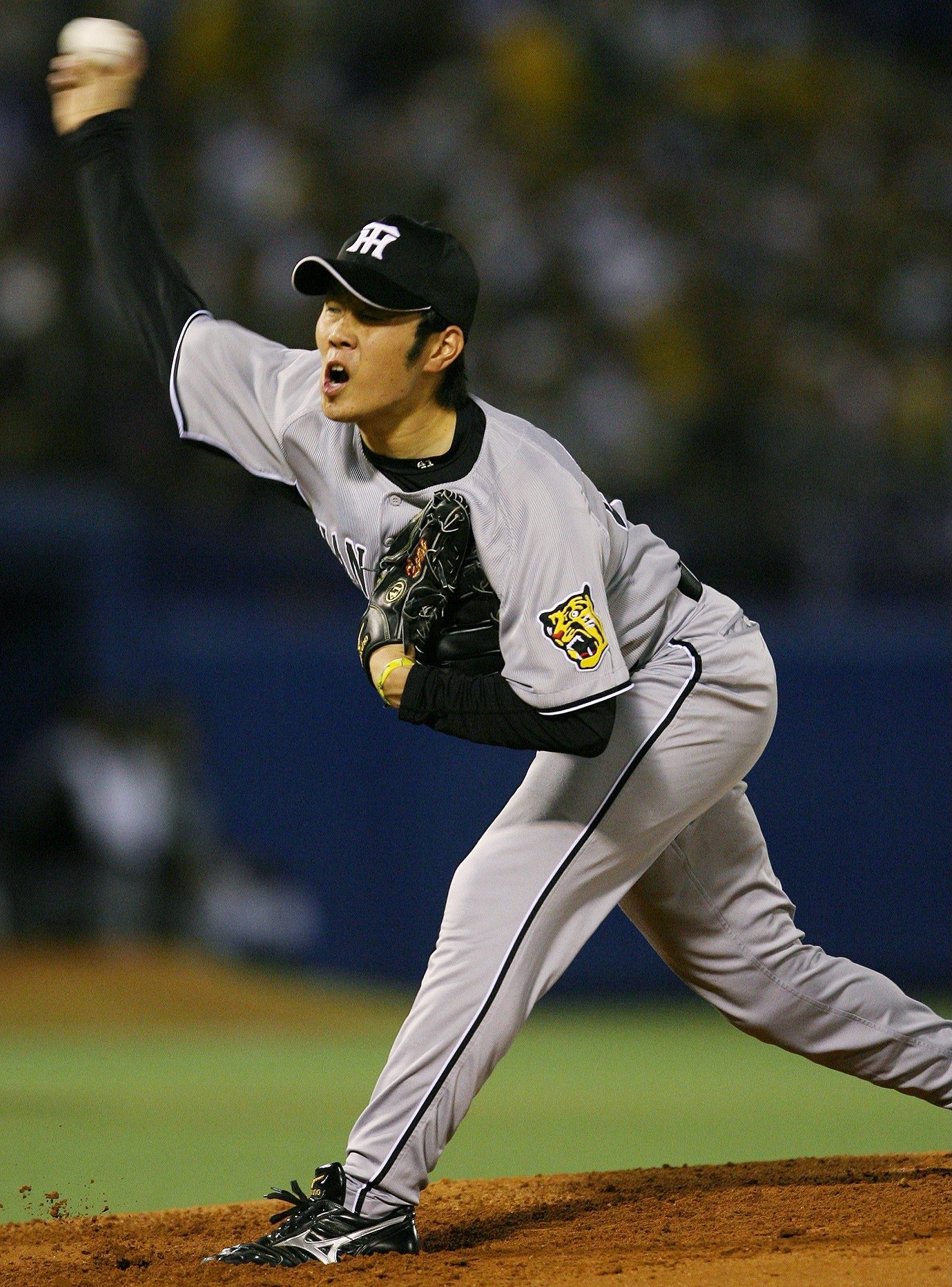 神宮球場で力投する上園　©︎JIJI PRESS