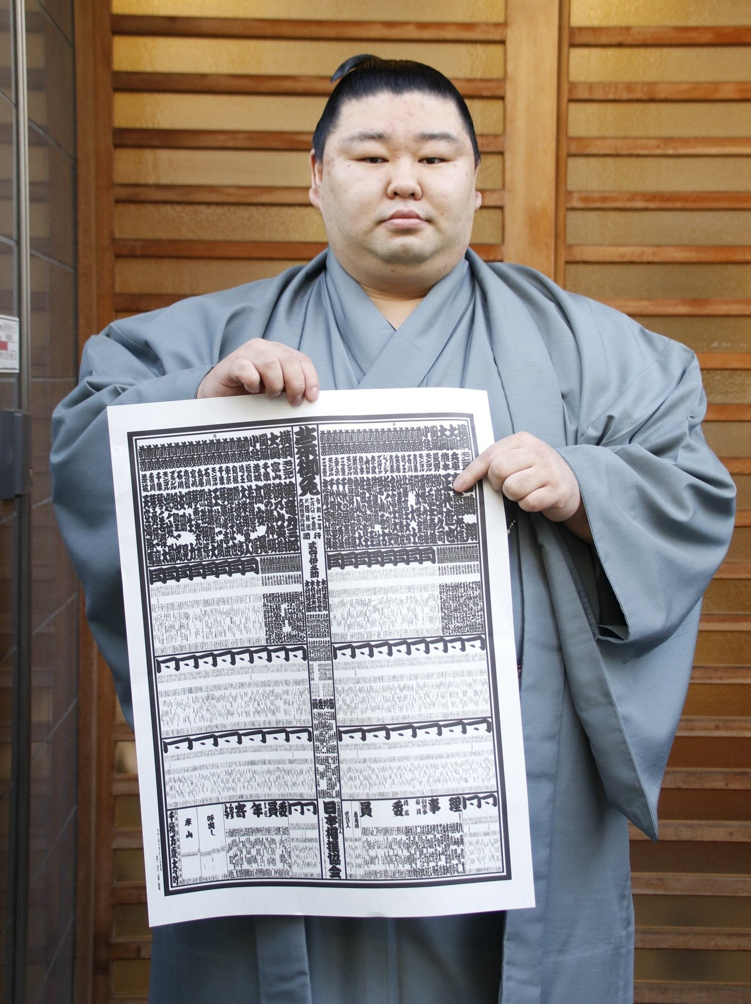 11月場所の新番付を指さす新大関の正代［日本相撲協会提供］　©時事通信社