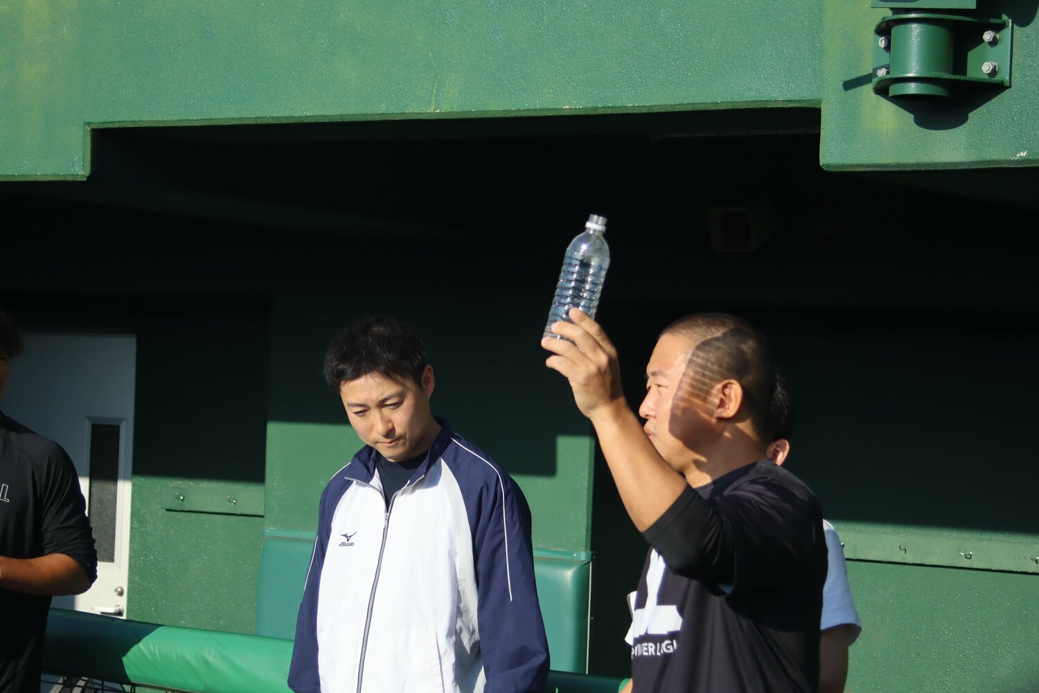 ペットボトルの分別について説明する坂梨ゲームコーディネーター　©Kou Hiroo