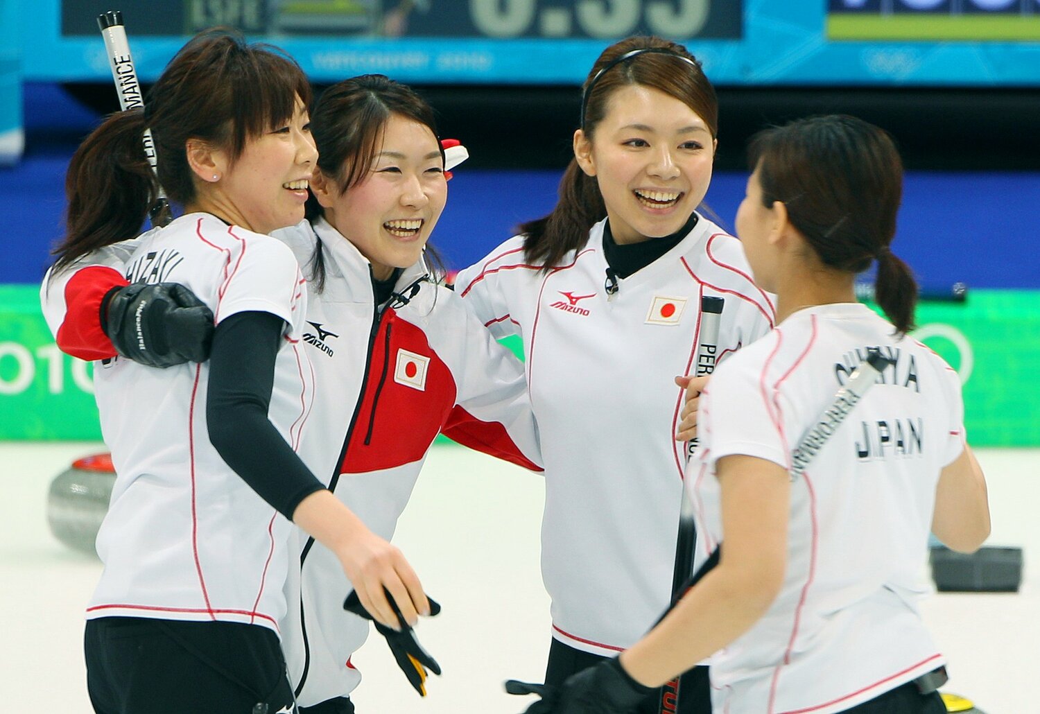 2010年のバンクーバー五輪。左から石崎琴美、目黒(現:金村)萌絵、本橋麻里、近江谷杏菜 ©JIJI PRESS