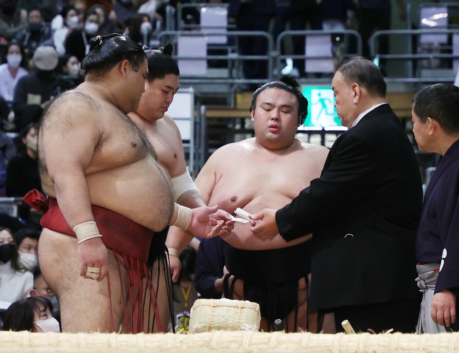 じつに28年ぶりとなった優勝決定巴戦。くじを引く高安、阿炎と貴景勝（左から）　©JIJI PRESS