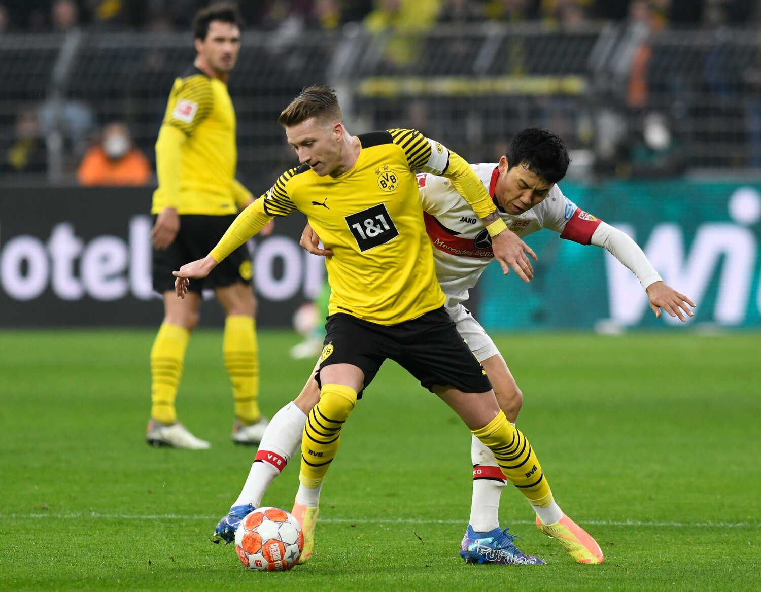 ロイスと遠藤航のマッチアップ　©picture alliance/AFLO