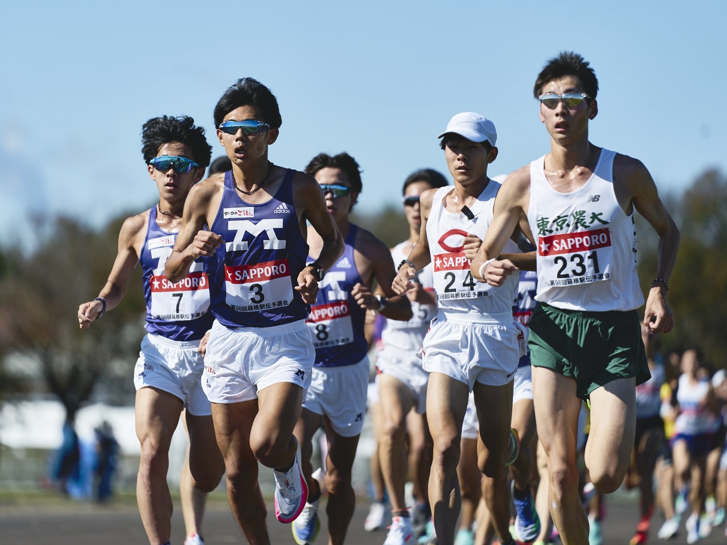 圧倒的な地力を見せつけた明治大の選手たち。加藤大誠（一番左）は日本人2番目でゴール