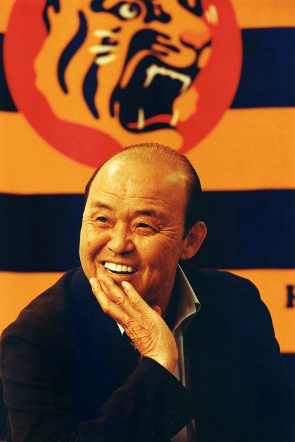 1957年11月5日生、大阪府出身。'80年にドラフト1位で阪神入団。'85年の日本一に貢献し、'95年に引退。監督は阪神で2004年から5季、オリックスで'10年から3季務めた。'23年、阪神の監督に復帰し仁保日に輝く。'24年の退任後は、阪神オーナー付顧問に就任した　©️Naohiro Kurashina