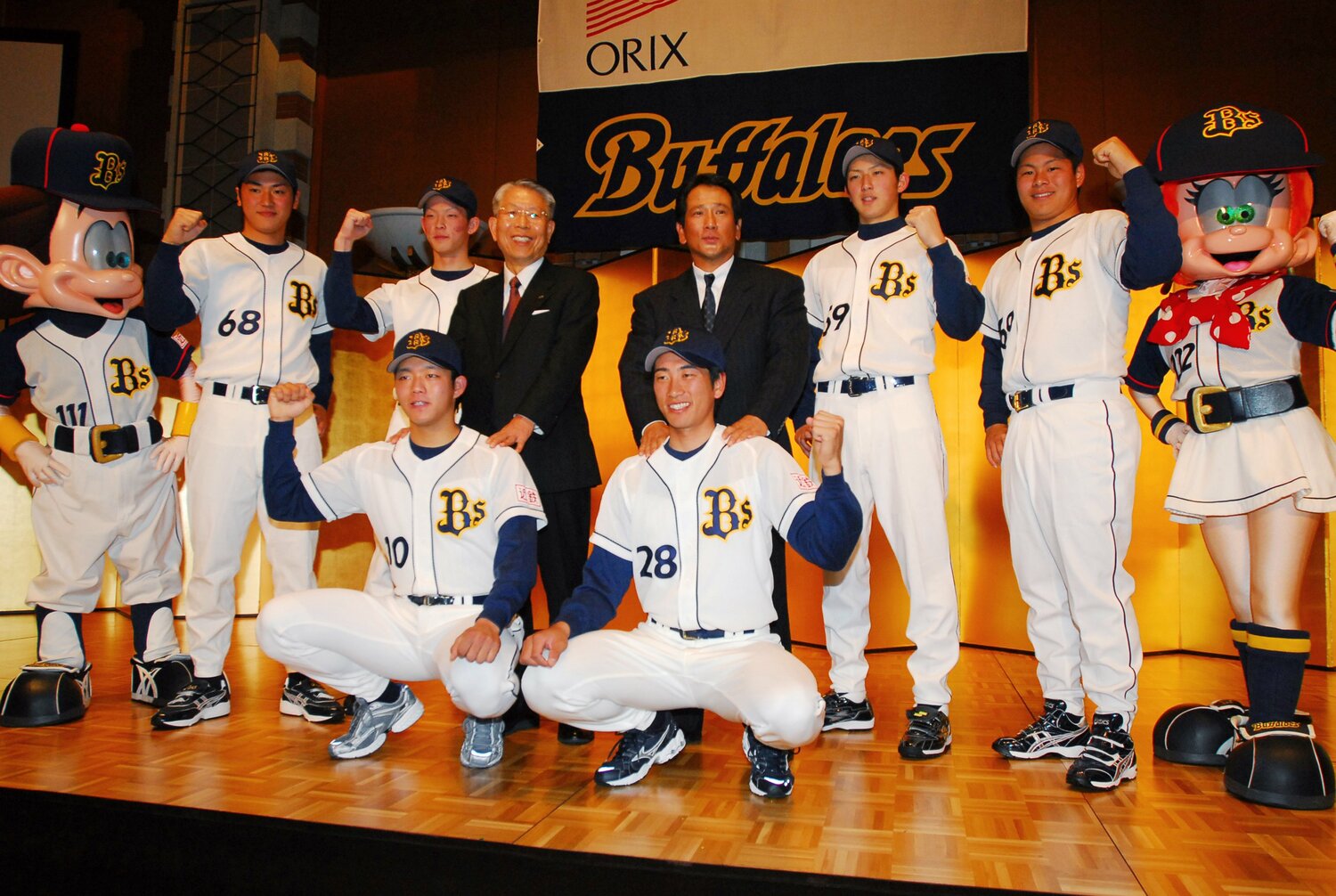 2006年ドラフトでオリックスに指名された土井（右端マスコット・リプシーの隣）　©JIJI PRESS