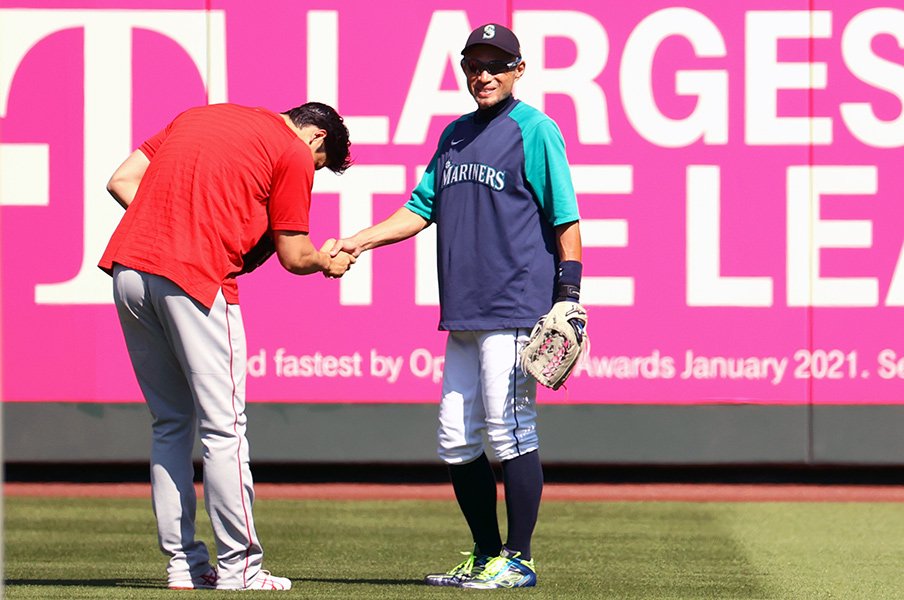 週末のマリナーズ戦前に、大谷がイチローと握手しながらペコリとお辞儀©Getty Images