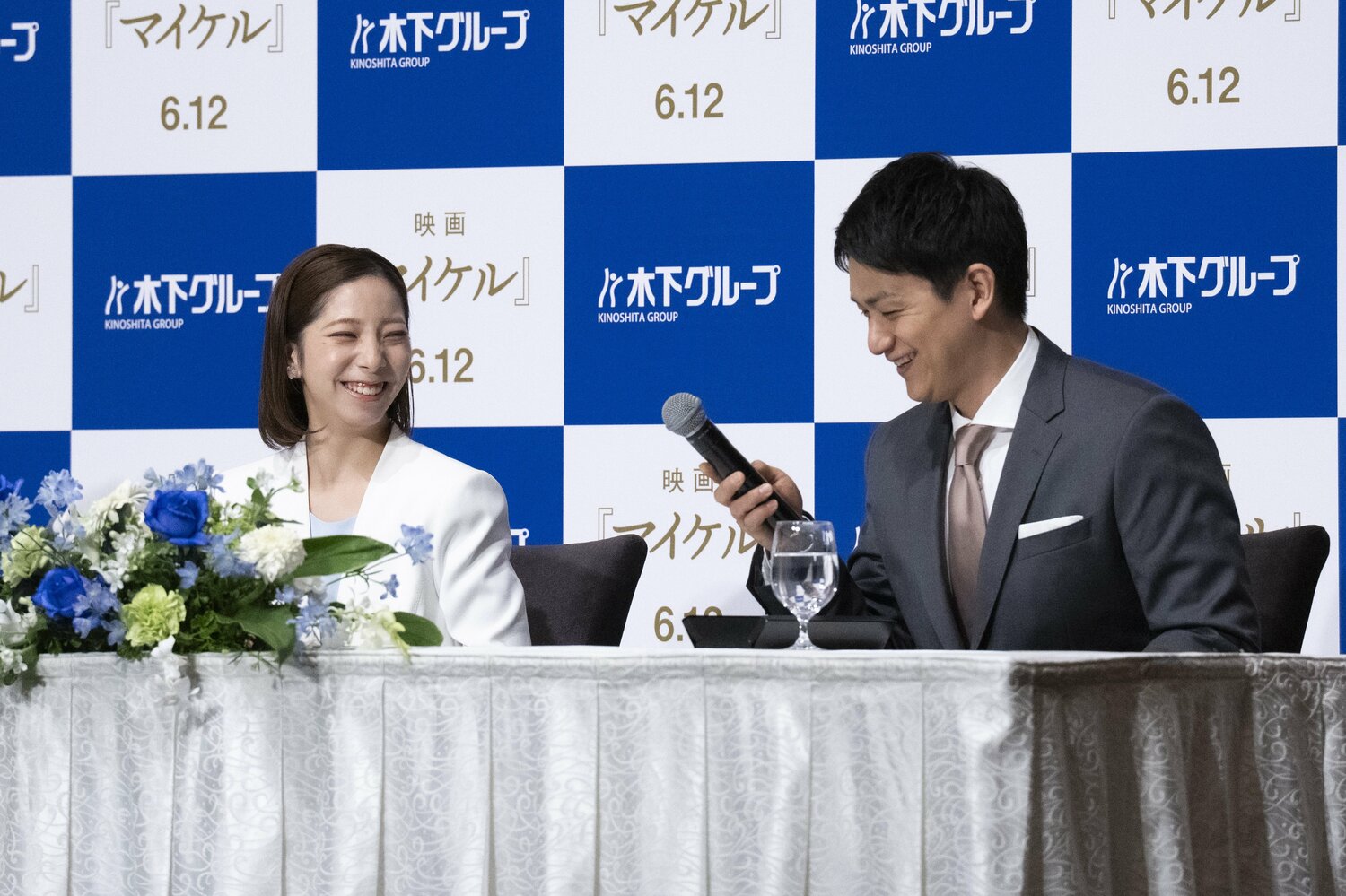 引退会見で笑みがこぼれる2人　©Asami Enomoto