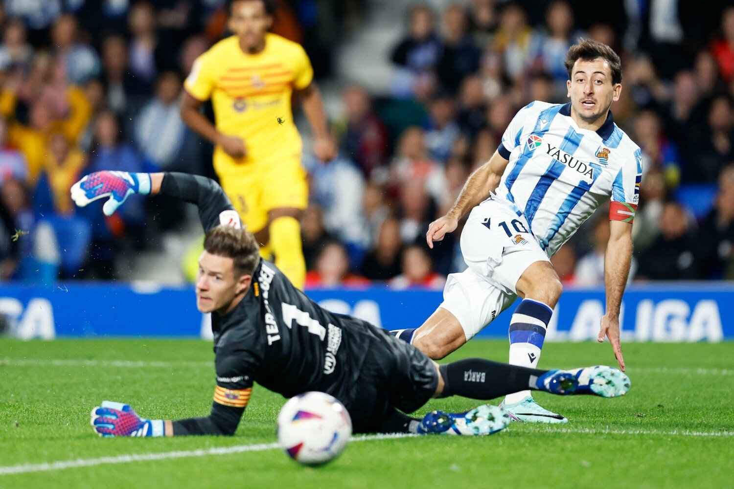 開始早々、オヤルサバルは際どいシュートを放った