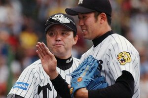 「おい、サジ」ふらりと現れた岡田彰布監督が明かした18年前の“答え合わせ”…元リリーフ右腕・桟原将司が振り返る「岡田語録」に隠された“信念と情”