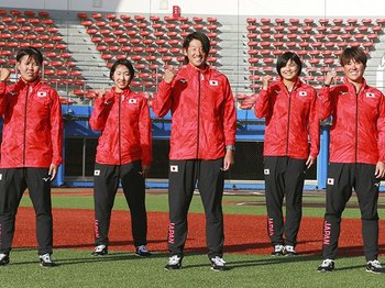 女子ソフトボール日本代表、異例の“捕手3人制”戦略とは 「上野の413球」から13年越し“連覇”のカギを握るのは？＜Number Web＞ photograph by Kyodo News