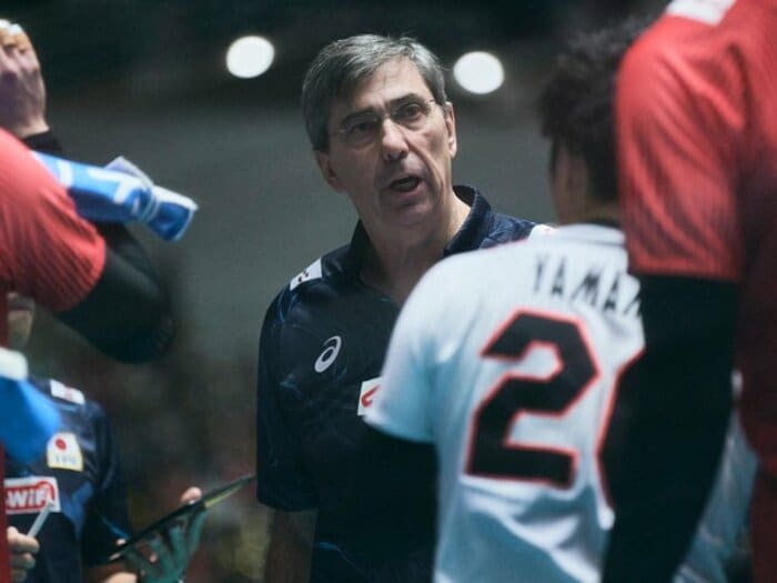 「細かく厳しいが、ミスは追及しない」男子バレー・ブラン監督は日本をどう強くした？ “右腕”伊藤コーチの証言「一緒に仕事ができて幸せ」＜Number Web＞ photograph by Yuki Suenaga