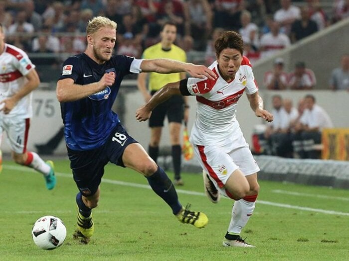 浅野拓磨は欧州にすでに適応済み!?デビュー戦で披露した肉弾戦の耐性。＜Number Web＞ photograph by AFLO