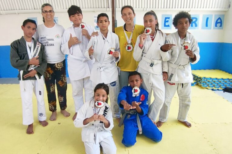 施設内の道場で、市内の柔道大会に出場して獲得したメダルを手に ／ photograph by Hiroaki Sawada