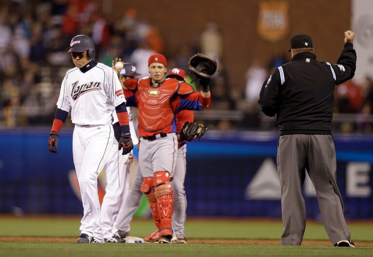 2013年WBCの準決勝プエルトリコ戦で痛恨の重盗失敗し、うなだれる内川聖一　©︎Getty Images