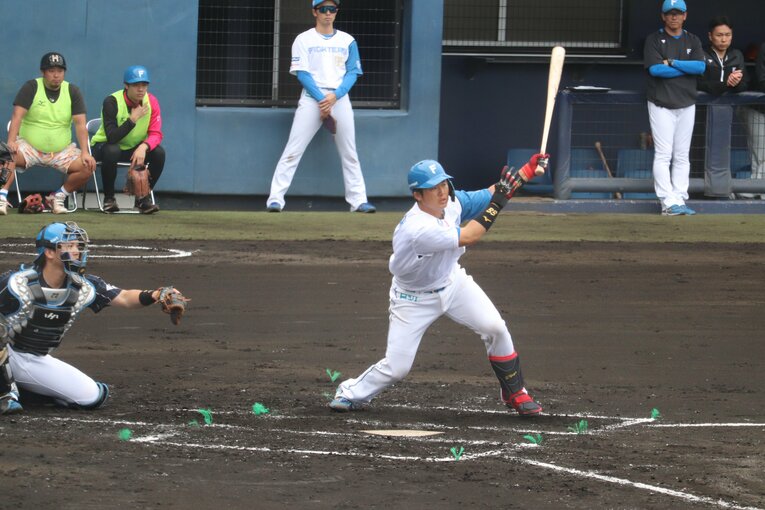 体勢を崩されながらも技ありのヒットを放つなど、打者としても非凡な能力を見せている　©Yu Takagi　