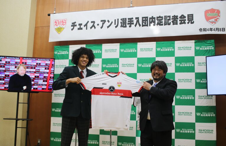 尚志高校サッカー部・仲村浩二監督と　©︎Takahito Ando