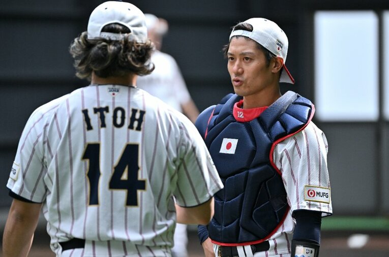 2月の宮崎キャンプで伊藤大海と話し込む坂本誠志郎。“落選組”の思いも背負ってWBCに臨んでいた ／ photograph by Hideki Sugiyama