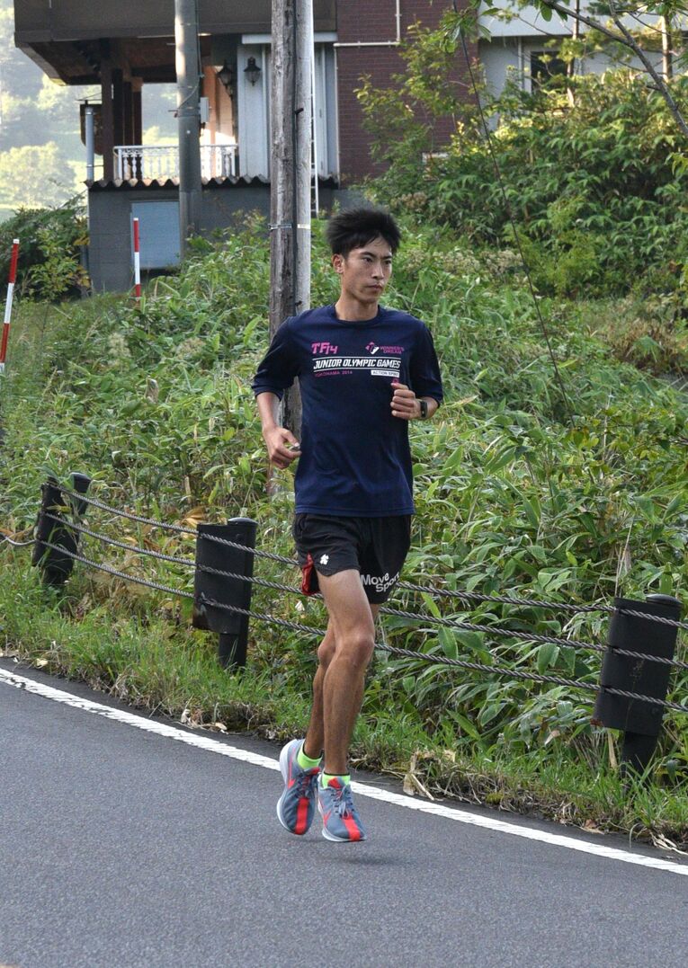 帝京大学駅伝部、ナゾの“はっぴ組”とは？ 「布団の上げ下ろし、食事の配膳もする」“バイト”ランナー(10) ／ photograph by Satoshi Wada