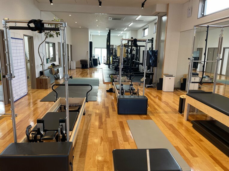 マシンピラティスの器具やウェイト用具が所狭しと設置されている　©Takashi Ishizuka