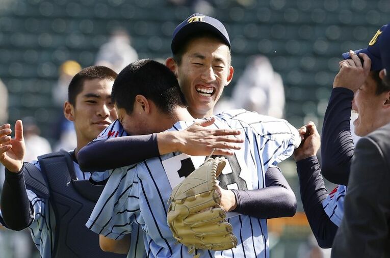 優勝を決め石川永稀（手前）と抱き合う東海大相模のエース石田隼都。今大会29回と1/3を投げ、防御率0.00だった ／ photograph by KYODO