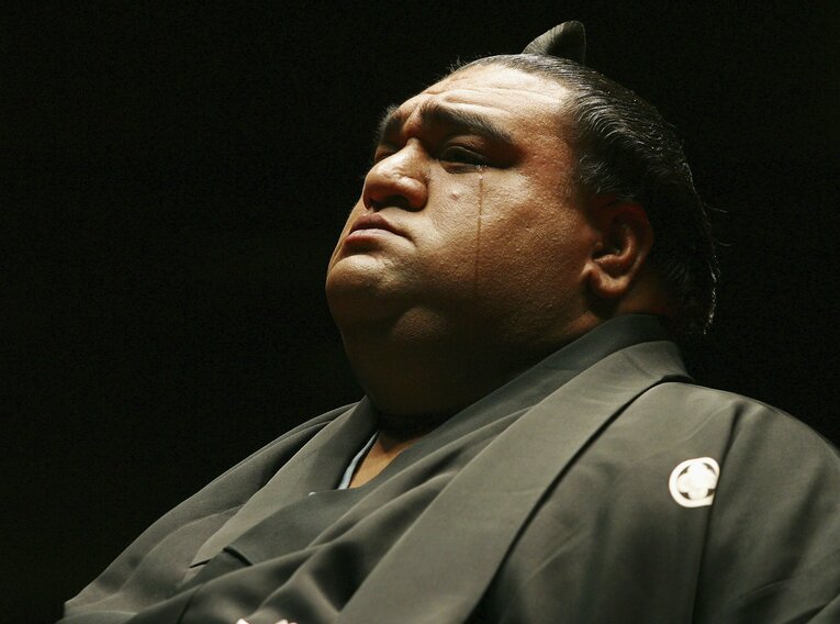 2004年10月、断髪式で涙を流す武蔵丸（33歳）　©Getty Images