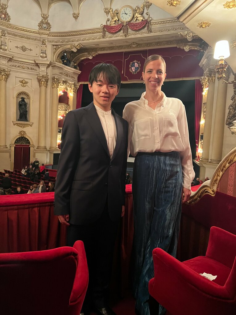 伊・ベローナでオペラを鑑賞した鍵山とコストナーコーチ　提供：ローリー・ニコル