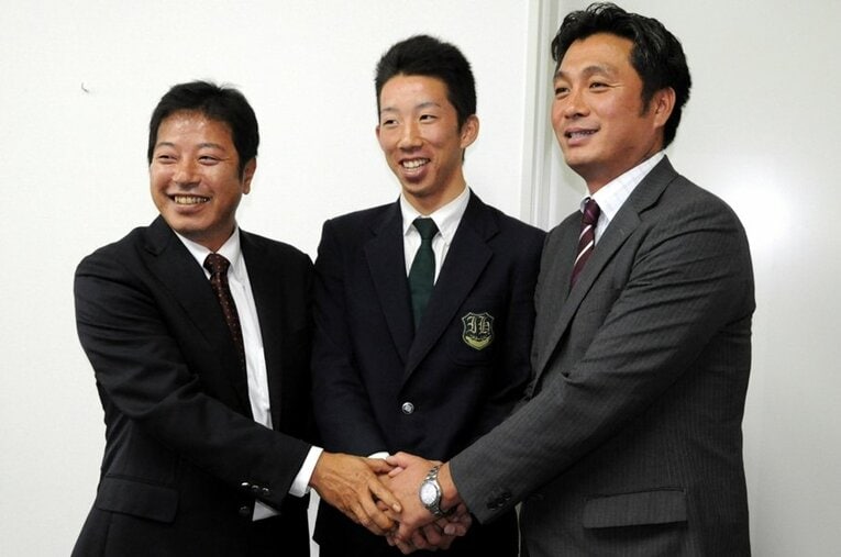 2013年ドラフトで楽天から9位指名を受けた今野龍太。左は上岡良一スカウト、右は安部井寛スカウト部長（いずれも当時） ／ photograph by Sankei Shimbun