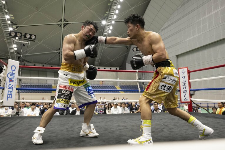 ラストマッチは特別3ラウンド制で八重樫東と激しく打ち合った　©Tadashi Hosoda