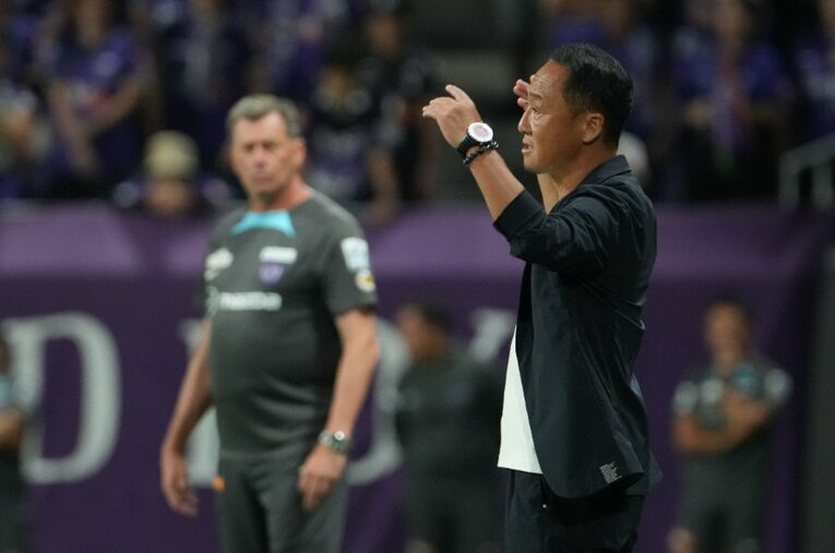 9月28日のJ1第28節、FC町田ゼルビアの黒田剛監督はもどかしそうに両手を上げる。写真奥はサンフレッチェ広島のミヒャエル・スキッベ監督 ／ photograph by Masashi Hara