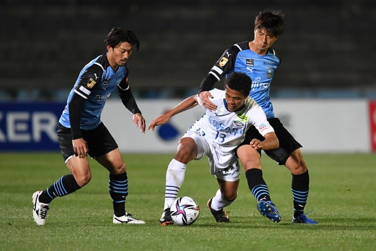 組織的で強度の高い川崎のプレッシングに苦戦する藤田譲瑠チマ