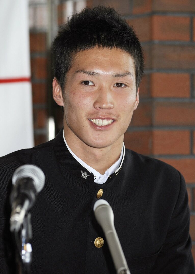 2010年11月、オリックスへの入団が決まり、記者会見で笑顔を見せる後藤駿太 ©KYODO
