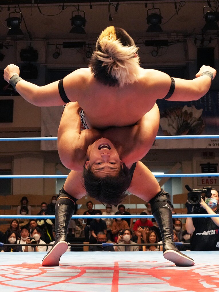 ジャーマンスープレックス・ホールドで本田竜輝をフォールした