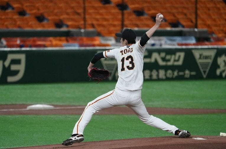 6月23日、広島との3連戦の初戦に先発し、勝利投手となった巨人・戸郷。独特なテイクバックだ。 ／ photograph by Hideki Sugiyama