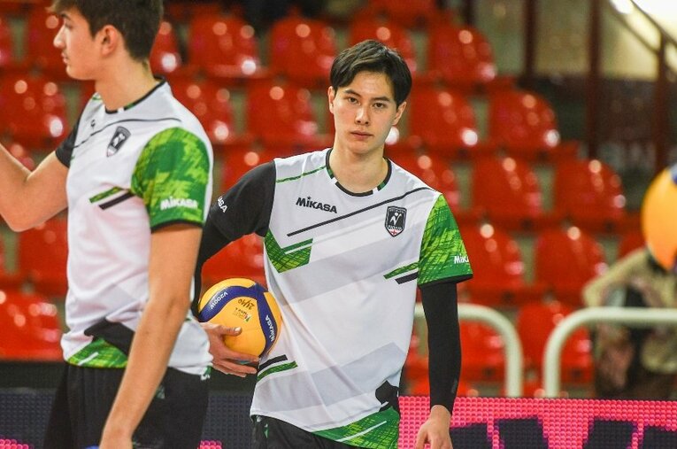 初めて海外でお正月を過ごしたという高橋藍。イタリアで春高バレーの映像を見て、2年前の優勝を懐かしそうに振り返った ／ photograph by elwinga