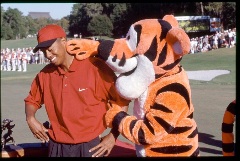 ティガーと戯れるタイガー・ウッズ　©︎Getty Images
