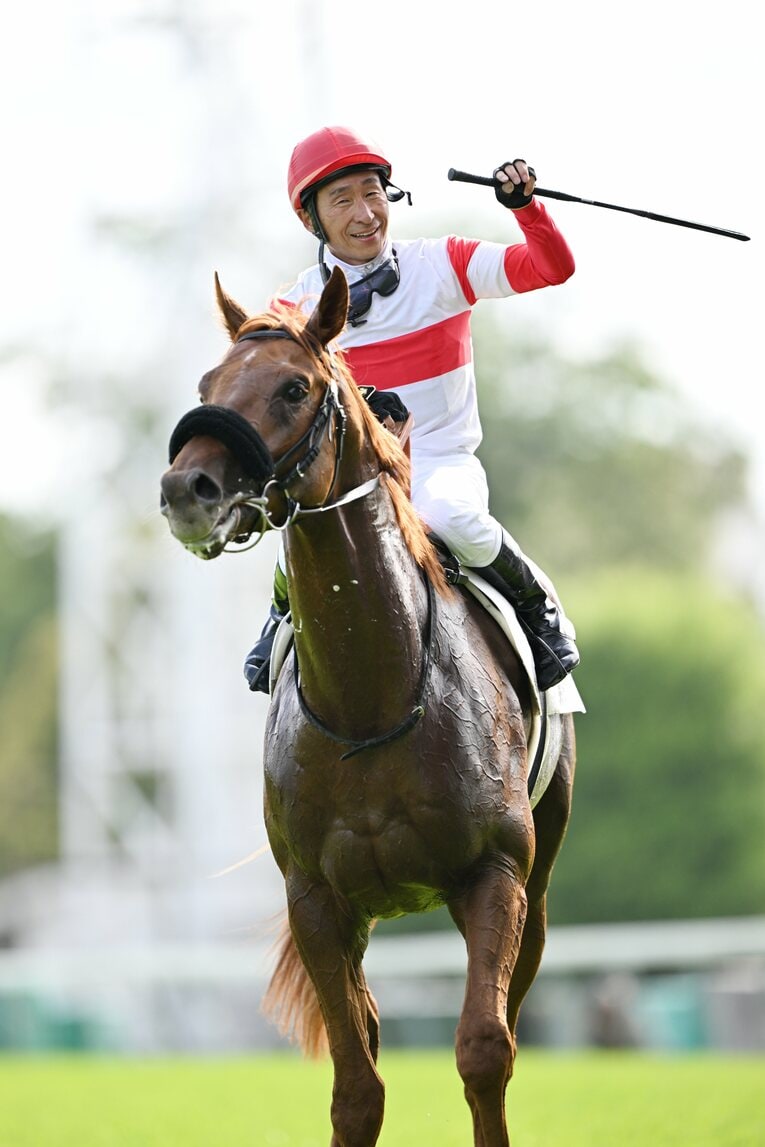 大歓声に応えるダノンデサイルと横山典弘　©Keiji Ishikawa