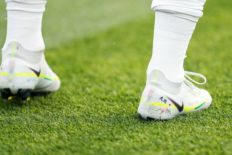 鎌田大地の号泣と“日の丸スパイク”に思い出す4年前の「カタールW杯には絶対出たいですよ」 長谷部誠とのEL優勝写真に“秘められた熱量”とは(12)