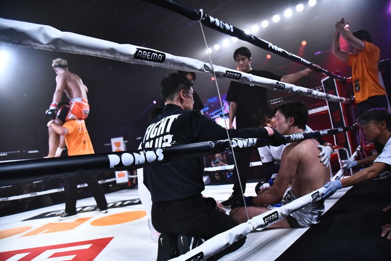 深刻なダメージを負った朝倉未来　©RISE CREATION