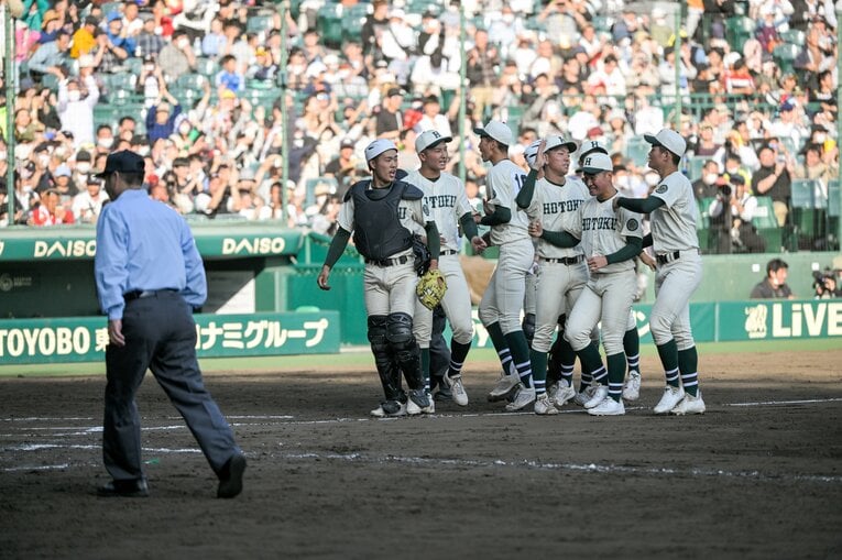 準決勝で大阪桐蔭を下した報徳学園　©Nanae Suzuki