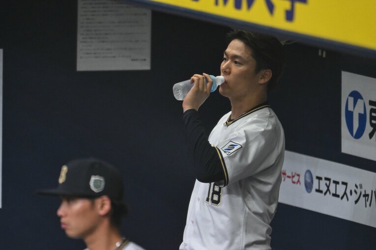 戦況を見守る山本　©Nanae Suzuki