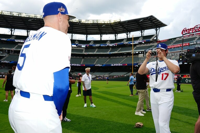 【翔平とフリーマン“仲良しな日常”】大谷さんがフリーマンに“はい、チーズ”　©Getty Images