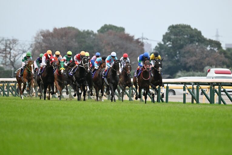 先手を奪うパンサラッサと好位につけるイクイノックス　©Keiji Ishikawa