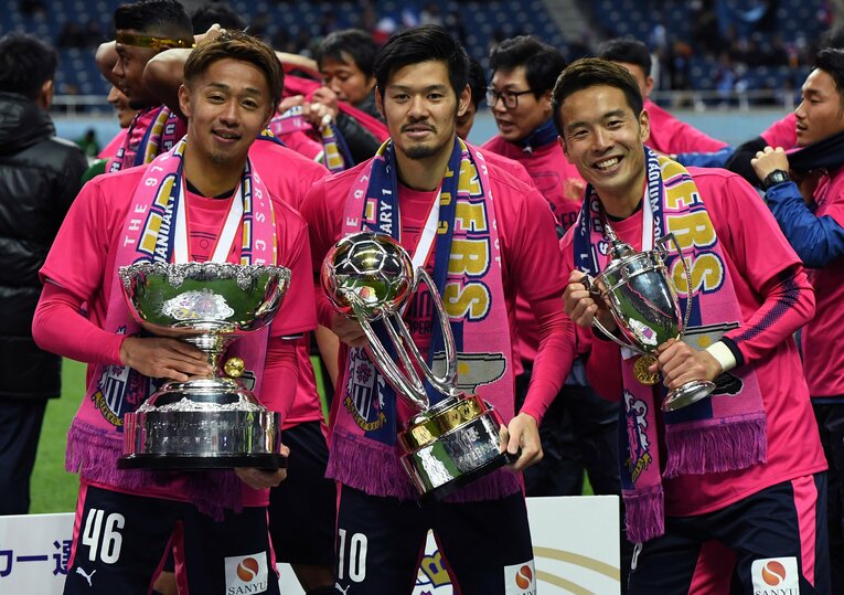 セレッソ時代、2018年1月1日の天皇杯決勝で横浜F・マリノスに勝利し、清武弘嗣（左）、山口蛍（中央）らとタイトルを獲得　©Getty Images