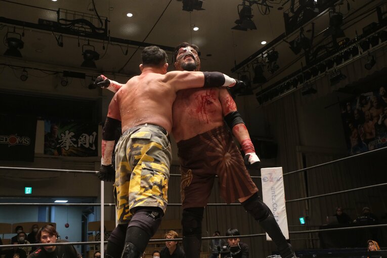 蛍光灯で殴り合い、大流血して…メキシコ人デスマッチファイター「もっと日本にいたい」ビオレント・ジャックの切実な思い「外国人がって…でも、ここがオレの家」(22)