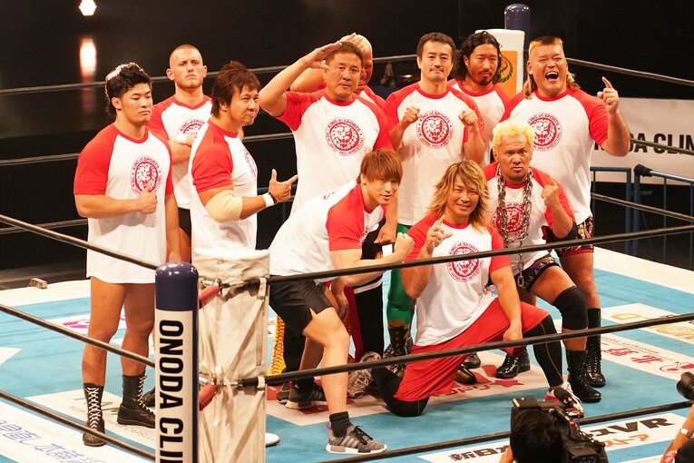 110日ぶりの試合を前にリングに上がった棚橋弘至ら。後方にゲイブリエル・キッドと辻陽太の姿がある。2020年6月15日、都内某所　©Essei Hara